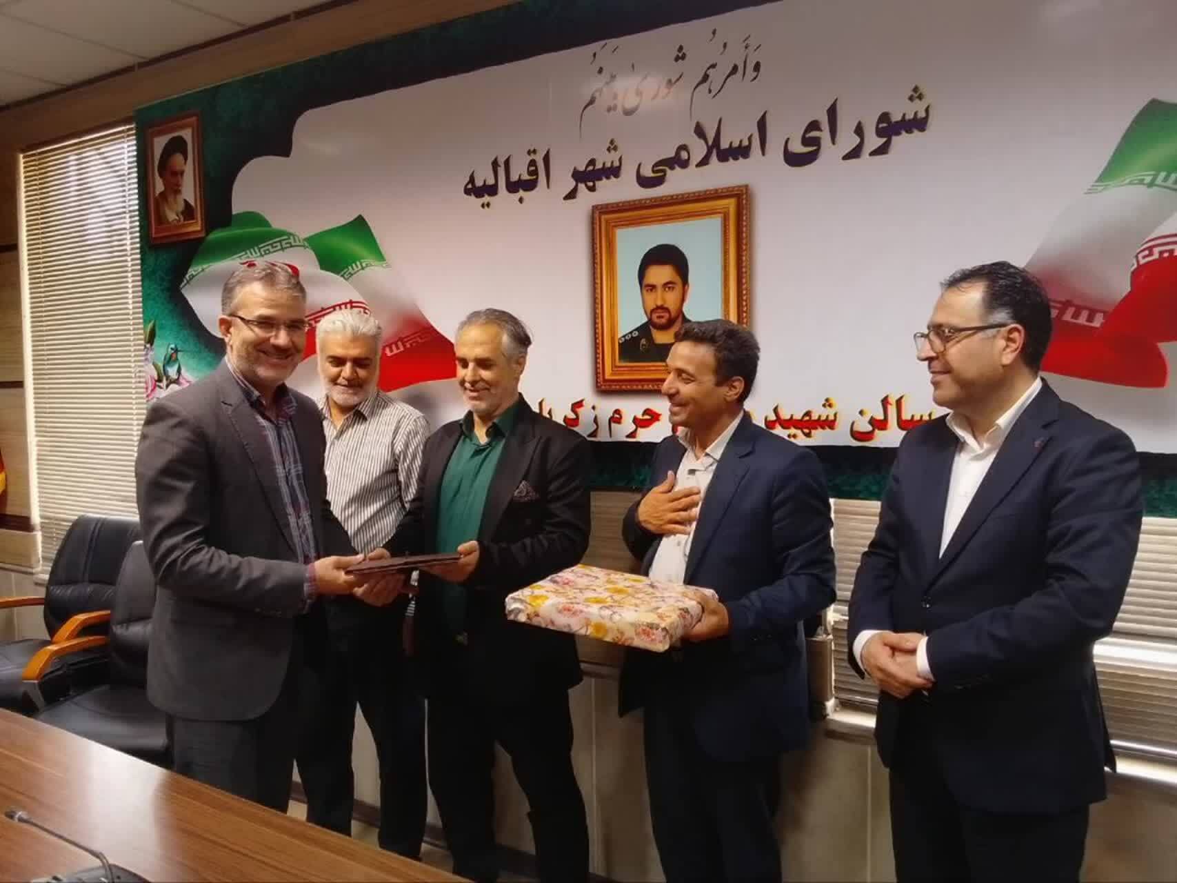 شهردار و رئیس شورای شهر اقبالیه، کسب رتبه دوم استانی کمیته امداد را تبریک گفتند